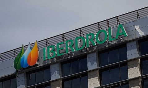 Iberdrola lleva a los juzgados a Repsol por competencia desleal y la acusa de "greenwashing".