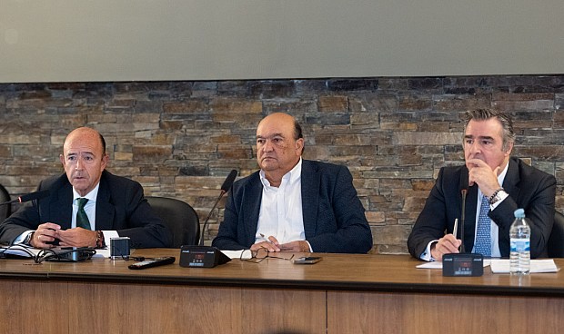 El secretario general de AEESCAM y AEVECAR, V&iacute;ctor Garc&iacute;a Nebreda, ha destacado, durante la clausura de la jornada &ldquo;Actualidad y futuro de las Estaciones de Servicio&rdquo;, la importancia de analizar y conocer hac&iacute;a d&oacute;nde va el sector.