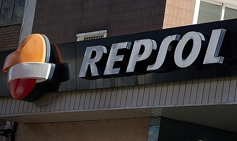 Repsol adelanta a 2025 el objetivo de suministrar en 1.500 estaciones combustible cien por cien renovable.