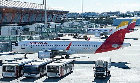 Repsol e Iberia firman un acuerdo con Inditex para emplear un 5% de SAF en el transporte de su carga aérea.