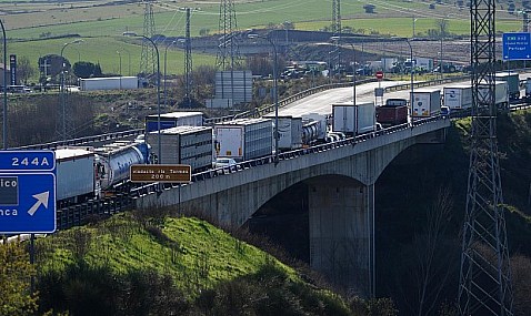 Sindicatos y patronales aplazan al jueves la negociación para evitar la huelga en el transporte por carretera.