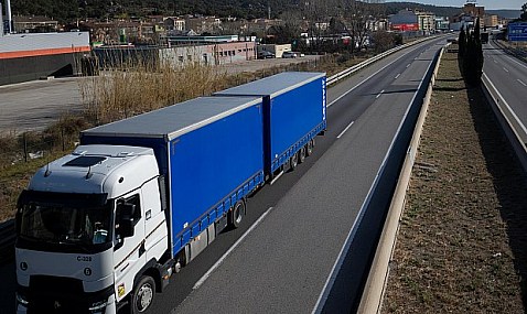 Desconvocada la huelga en el transporte de mercancías por carretera pero se mantiene en viajeros.