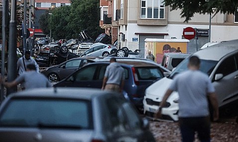 Las empresas de auxilio en carretera ofrecen ayuda a la zona afectada por la riada en Valencia.