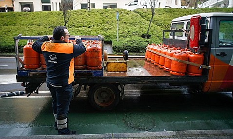 La bombona de butano sigue al alza y se encarece un 4,27% desde este martes, hasta los 16,61 euros.