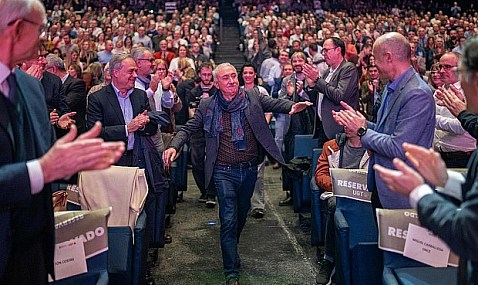 Álvarez (UGT) afea "el chantaje" de Repsol por el impuesto a las energéticas.