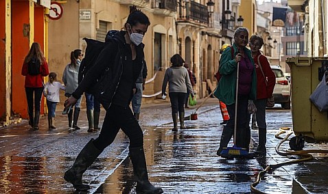 El BOE recoge las nuevas ayudas del Gobierno por la DANA, centradas en renovar vehículos e impulsar empresas.