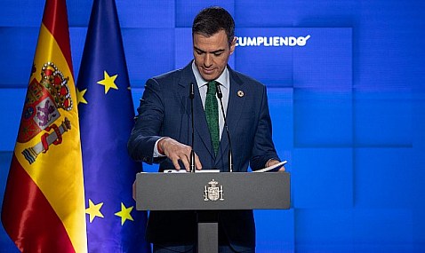 Sánchez confirma la extensión del gravamen a energéticas en 2025, pero con incentivos a la descarbonización.