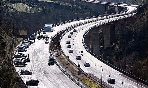 Los transportistas saludan la reapertura del viaducto de la A-6 que colapsó en junio de 2022, pero reclaman mejoras y "un carril más".