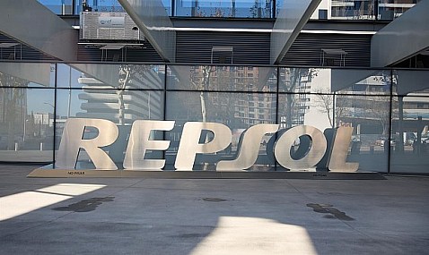 Repsol recorta su producción un 4,7% en 2024 y su margen de refino cae un 40%, hasta 6,6 dólares por barril.