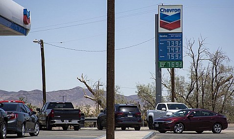 Chevron gana un 17% menos en 2024, hasta 16.955 millones.