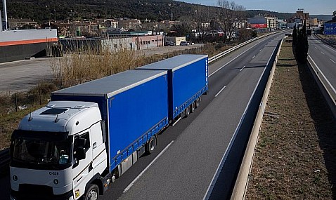 Los transportistas rechazan la propuesta de los fabricantes de obligarles a adquirir vehículos cero emisiones.