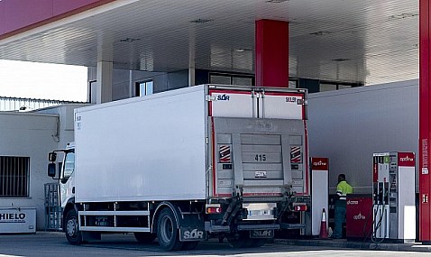 Los transportistas rechazan la subida del impuesto al diésel y no descartan llevar a cabo movilizaciones.