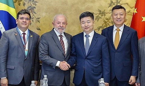 Lula cierra un acuerdo con empresas china para que inviertan 900 millones en producción de SAF en Brasil