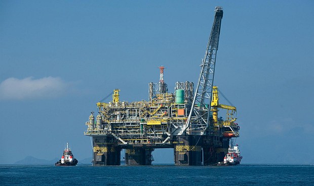 Para 2026 la AIE anticipa que el aumento de la demanda mundial de petróleo en 2026 será ligeramente superior al proyectado para este año, con un incremento de unos 760.000 barriles diarios.