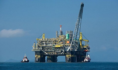 La AIE mantiene su rebaja de previsión de la demanda mundial de petróleo en 2025 por la guerra comercial