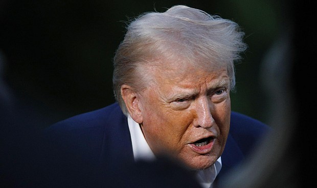 El precio del barril de petróleo caía con fuerza, más de un 3%, en torno a las 12.30 horas de este jueves, ante el acercamiento entre EEUU e Irán, y el presidente estadounidense, Donald Trump, de alcanzar un acuerdo sobre las armas nucleares del país asiático.