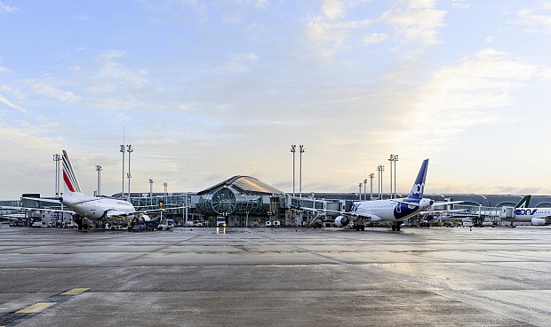Exolum ha iniciado este miércoles la operación del almacenamiento de combustibles y la red de distribución en el Aeropuerto París-Charles de Gaulle, el primer aeropuerto de la Unión Europea y donde invertirá más de 200 millones de euros, informó la compañía.