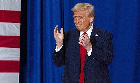 Trump amenaza con mayores aranceles a los fabricantes de coches en Estados Unidos y deroga el plan de prohibición de ventas de coches de gasolina para 2035
