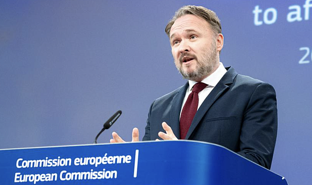 La propuesta de reglamento que ha presentado este martes desde Estrasburgo (Francia) el comisario europeo de Energía, Dan Jorgensen, prevé una eliminación progresiva del gas por gasoducto y del gas natural licuado (GNL) procedentes o exportados directa o indirectamente de la Federación Rusa.
