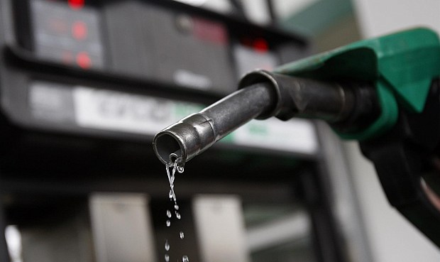 El mercado por el momento no prevé un cierre del estrecho de Ormuz, que podría disparar el coste del crudo a más de 150 dólares por barril.