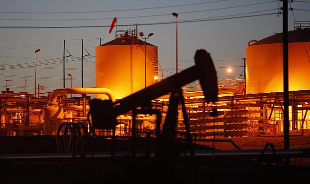 El precio del barril de petróleo llegaba a bajar este martes alrededor de un 6% después de que el presidente de Estados Unidos, Donald Trump, haya anunciado la entrada en vigor de un "alto el fuego" entre Israel e Irán.