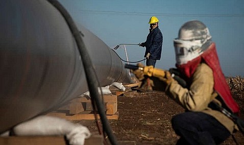YPF y otras siete petroleras consiguen 1.710 millones de euros para construir el Vaca Muerta Oleoducto Sur