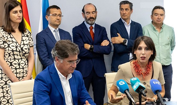 La entidad financiera se convierte en la primera en adherirse a esta iniciativa pionera en España, enmarcada dentro de las políticas de la Xunta para frenar la despoblación.