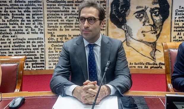 Uno de esos hitos comprometidos y no cumplidos era la equiparación fiscal entre la gasolina y el diésel para encarecer este último producto por motivos medioambientales. 