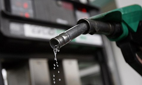Reino Unido se suma a la UE en la rebaja a 47,60 dólares del tope al precio del petróleo ruso
