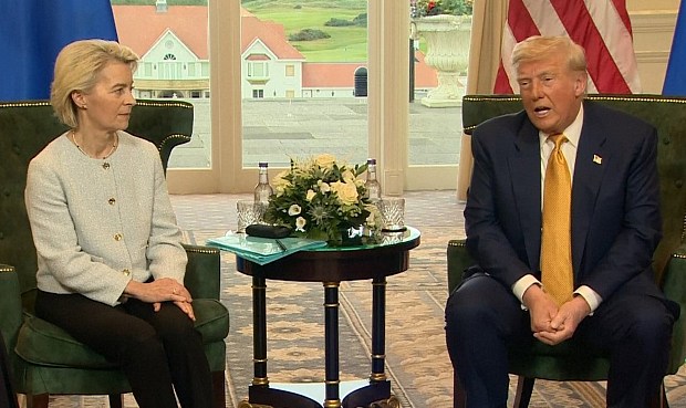 Trump introduce un arancel del 15 por ciento y compromete a la UE a nuevas inversiones, compras de energía y armamento y Von der Leyen celebra un acuerdo que aporta "certeza" en "tiempos turbulentos" para el mercado de consumidores europeos