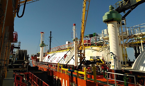 Según informan ambas empresas en una nota de prensa conjunta, esta infraestructura "clave" sustituye el sistema original por 70 kilómetros nuevos de tuberías, junto con equipos de bombeo completamente actualizados y doce sistemas nuevos de carga marina.