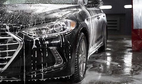 Lavar el coche en un centro de lavado consume 50 litros de agua frente a los 400 litros que se utilizan al hacerlo en casa