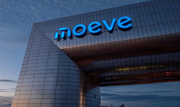 A 240 metros de altura, Moeve ha instalado su nuevo logo en lo alto de la Torre Foster, la segunda torre más alta de España, y que configura el skyline de la ciudad de Madrid