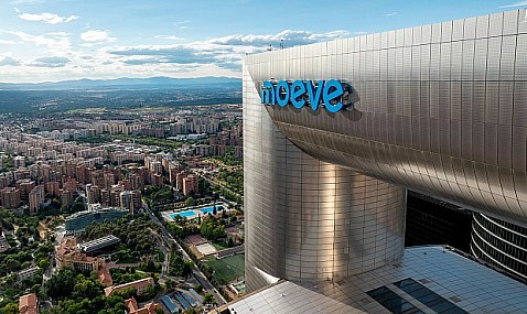 Moeve instala el logo con mayor altura de España