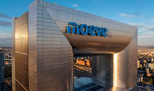 A 240 metros de altura, Moeve ha instalado su nuevo logo en lo alto de la Torre Foster, la segunda torre m&aacute;s alta de Espa&ntilde;a, y que configura el skyline de la ciudad de Madrid