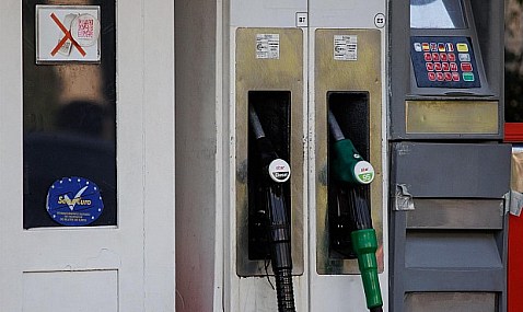 La facturación de las gasolineras en el mercado ibérico cae un 1,3% en 2024 por la bajada de los precios