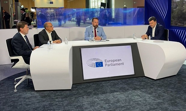 Moeve está desarrollando el Valle Andaluz del Hidrógeno Verde, el mayor proyecto de hidrógeno en Europa presentado hasta la fecha, que tendrá una capacidad de electrólisis de hasta 2 gigavatios (GW) entre los parques energéticos La Rábida (Huelva) y San Roque (Cádiz).
