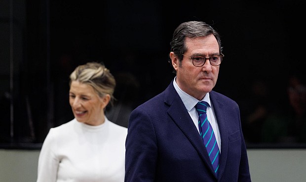 "Es triste ver a una persona al frente del Ministerio que sus razones son, muchas veces, insultos y descalificaciones personales", ha señalado Garamendi en declaraciones a Telecinco recogidas por Europa Press.