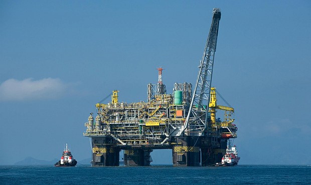 "En un contexto de menor crecimiento de la demanda y un rápido aumento de la oferta de crudo, los balances petroleros mundiales han registrado un superávit de 1,9 mb/d desde principios de año"