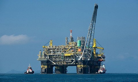 La AIE prevé un creciente superávit de petróleo en el mercado