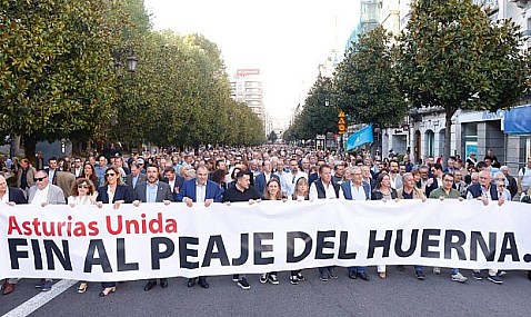 Los asturianos se manifiestan por la supresión del peaje del Huerna: "Asturias no puede esperar más"