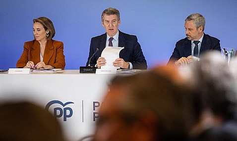 Feijóo se reúne en Soria con autónomos para escuchar propuestas y denunciar el "sablazo" del Gobierno