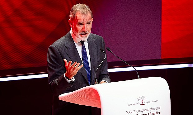 El presidente de la entidad ha mostrado a Felipe VI las últimas novedades en sostenibilidad, digitalización y diseño del interior del coche del futuro. 