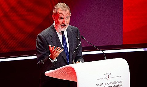 Felipe VI se entusiasma con el Simplicity, un coche "sostenible" creado con tecnología de Grupo Antolín