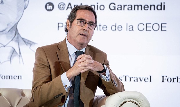 Dice que hay países en los que apenas se pagan indemnizaciones por contratos menores de dos años y habla de "profesionales" del absentismo