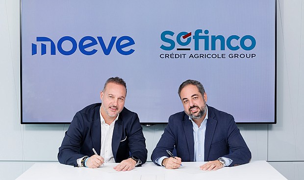 Moeve y Sofinco se han aliado para impulsar el ahorro de sus clientes, a través de la combinación de los servicios de ambas compañías. Estos beneficios pasan por una apuesta en el ahorro a través de las estaciones de servicio de la energética y los préstamos suscritos de la filial de Crédit Agricole en España.
