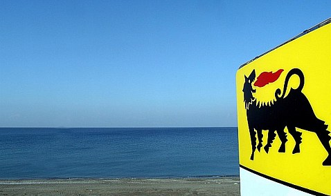 Eni gana un 5% más hasta septiembre, mejora previsiones y aumenta su recompra de acciones