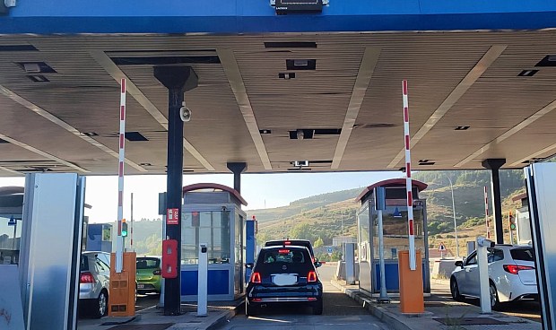 Así lo ha establecido a raíz de una sentencia en la que da la razón a los afectados por las obras de la AP-9 y que obliga a la concesionaria, Autopistas del Atlántico (Audasa), a devolver el coste de los peajes cobrados en aquellas situaciones en la que las obras que estaba llevando a cabo afectaron a la fluidez del tráfico.