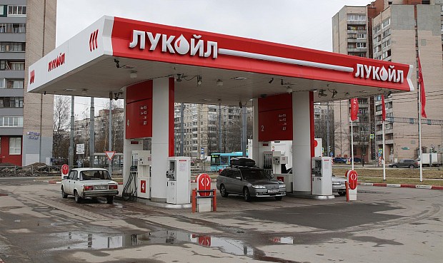 La petrolera rusa Lukoil, el segundo mayor productor de crudo del país, ha anunciado su intención de vender sus activos internacionales como consecuencia de "la introducción de medidas restrictivas contra la empresa y sus filiales por parte de algunos estados".