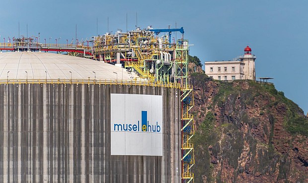 Musel Energy Hub, planta gijonesa de GNL propiedad de Enagás (75%) y Reganosa (25%) ha puesto en marcha un servicio de abastecimiento de BioGNL que permite realizar cargas de este combustible descarbonizado en buques y camiones cisterna.